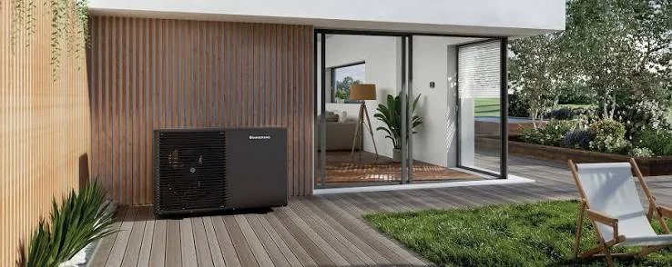 Pompa di calore monoblocco installata in giardino